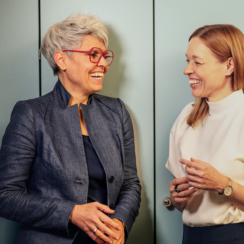Zwei Frauen, die nebeneinander stehen Zwei Frauen, die nebeneinander stehen