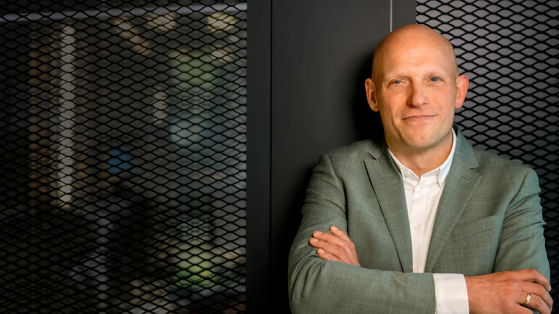 Ein Mann, der sich an eine Wand lehnt Ein Mann, der sich an eine Wand lehnt