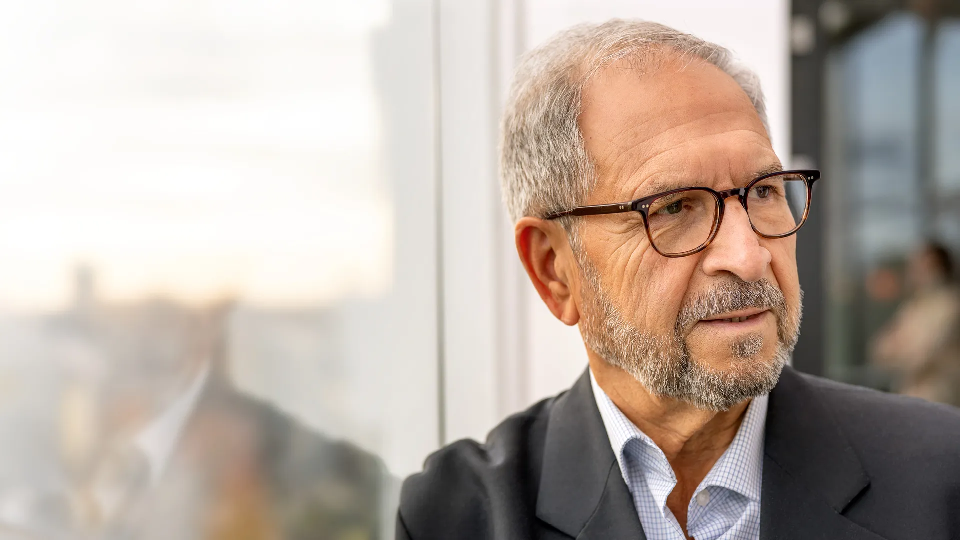Ein Mann im Anzug und Brille Ein Mann im Anzug und Brille